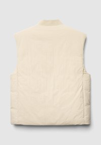 Ärmellose Steppweste aus hellbeigem Stoff mit hohem Kragen, gesteppter Struktur und ohne sichtbare Beschläge oder Akzente.