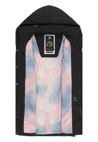Schwarze Außenschaljacke mit Kapuze, ausgestattet mit einem Innenfutter in Pink- und Blautönen und einem Etikett in der Mitte. Sichtbare Details mit Knöpfen und Reißverschluss.