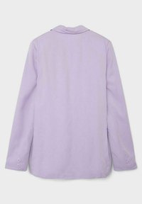 Lila Langarmhemd mit Kragen, einer einzelnen Brustnaht und fünf Knopfakzenten an jedem Ärmelbündchen. Glatte Textur und minimales Design.