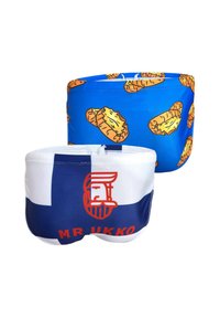 Kaksi paria miesten uimahousuja; toiset siniset, joissa oranssinen leivoskuvio, toiset valkoiset ja siniset, joissa punainen logo ja teksti "MR UKKO".