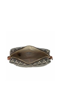 Borsa a tracolla marrone e crema con motivo, dotata di chiusura a zip. L'interno è foderato in beige, con una piccola etichetta e un dettaglio in zip dorato.