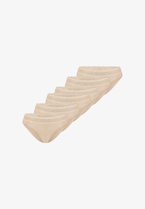 Fem beige bomuldsunderbukser til kvinder med blonderykant, arrangeret diagonalt på en hvid baggrund.