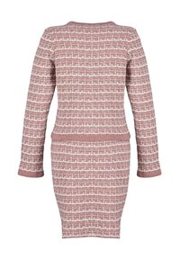 Ensemble féminin deux pièces composé d'un haut en maille à manches longues et d'une jupe assortie mi-genoux, avec un motif à carreaux rose poussiéreux et blanc.