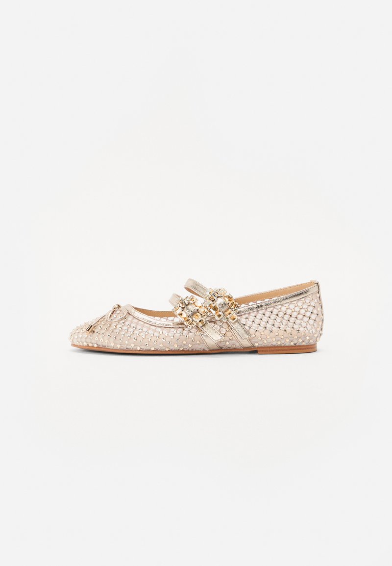 Helle goldene Ballerinas mit Mesh-Design, verziert mit dekorativen goldenen Schnallen und Akzenten, runder Zehenpartie und flacher Sohle.