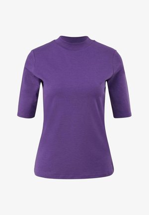 Fioletowa koszulka z krótkim rękawem o wysokim dekolcie, wykonana z miękkiej bawełny, charakteryzująca się dopasowanym krojem i gładką strukturą.