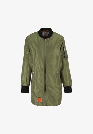 Giacca bomber verde oliva con chiusura a zip, polsini a coste, tasche laterali e tasca con zip sulla manica. Presenta un'etichetta arancione sull'orlo.
