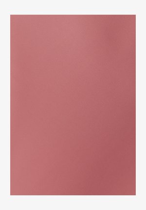 Auduma paraugs gaismas korālreņģa krāsā ar gludu, nedaudz teksturētu virsmu, piemērots dažādiem auduma lietojumiem.