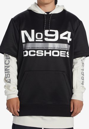 Felpa nera con cappuccio caratterizzata da audaci grafiche bianche, tasca frontale e maniche lunghe con accenti bianchi. Il testo include "N. 94" e "DC Shoes."