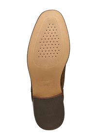 Podeszwa męskiego brązowego skórzanego buta wizytowego pokazująca perforowaną skórzaną sekcję, fakturowany obcas oraz tłoczenie "GEOX ITALIAN PATENT".