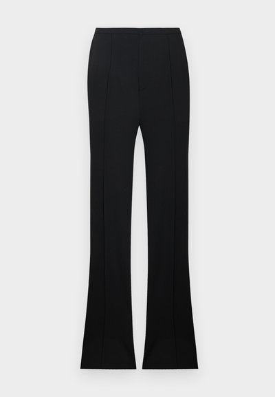 Pantalon noir évasé avec une texture lisse, taille ajustée et détails subtils de coutures verticales. Conçu pour une silhouette taillée sur mesure.