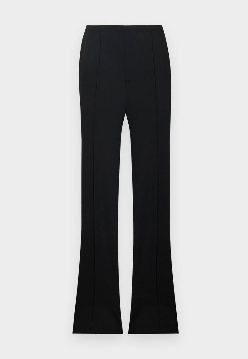 Pantalon noir évasé avec une texture lisse, taille ajustée et détails subtils de coutures verticales. Conçu pour une silhouette taillée sur mesure.