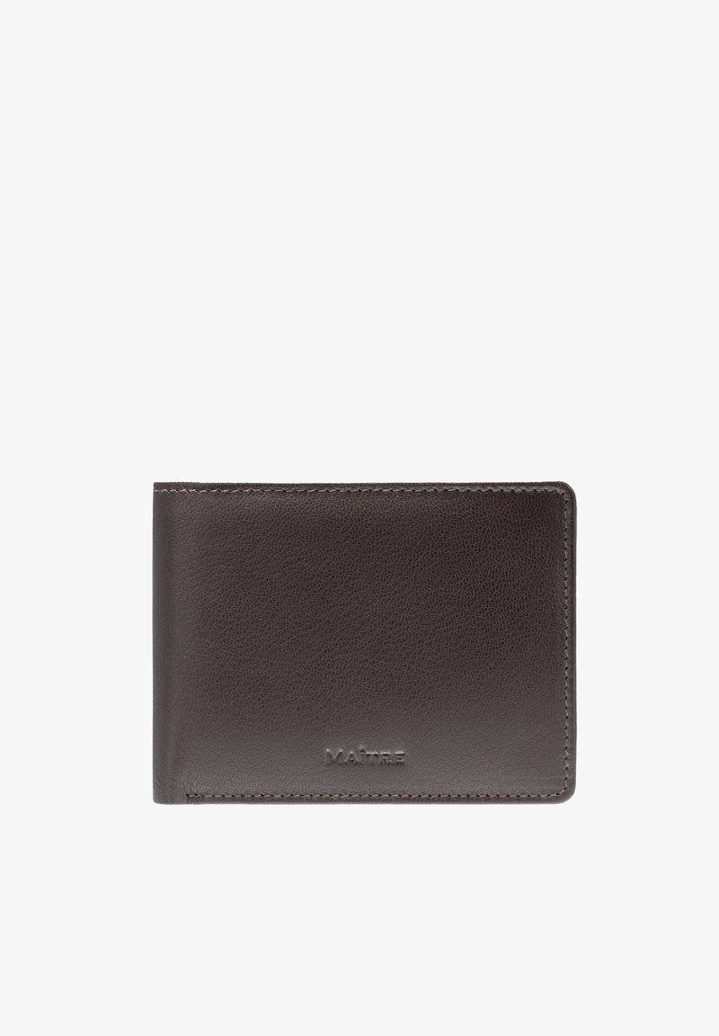 Portefeuille en cuir marron foncé avec une finition texturée. Présente un bord cousu et un logo embossé sur le bas à l'avant. Forme rectangulaire compacte.