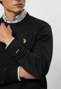U.S. Polo Assn. Pulover - grey mélange