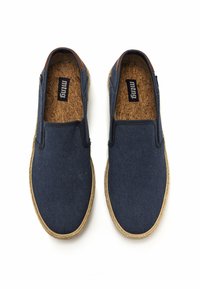 Scarpe slip-on navy con tomaia in canvas testurizzato, soletta in sughero e intersuola avvolta in juta. Presentano pannelli elastici laterali per una facile vestibilità.