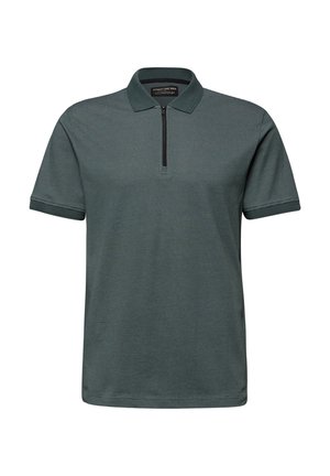 Dunkelgrünes, strukturiertes Herren-Poloshirt mit kurzen Ärmeln, Viertelreißverschluss und weichem Kragen, vor weißem Hintergrund dargestellt.