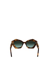 Okulary przeciwsłoneczne w stylu żółwim o kanciastym, geometrycznym designie, z ciemnozielonymi gradientowymi soczewkami i cienkimi zausznikami.