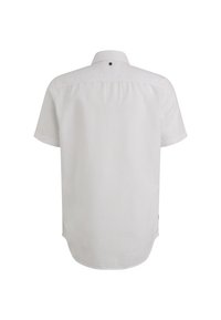Camisa blanca de manga corta con cuello abotonado, textura suave, dobladillo redondeado y un pequeño detalle en la parte posterior.