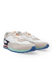 Sneaker mit einem strukturierten grauen Wildleder-Obermaterial, weißen Mesh-Einsätzen, orangefarbenen Akzenten und einer mehrfarbigen Sohle. Verfügt über weiße Schnürsenkel und einen gepolsterten Kragen.