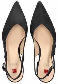 Tacchi slingback neri in suede con punta affusolata, caratterizzati da un design con ritagli e cintura alla caviglia. All'interno presentano una soletta beige con un quadrato rosso di accentuazione.