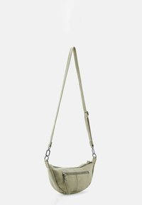 Borsa a tracolla verde in pelle con forma curvata, tracolla regolabile e tasca frontale con zip e dettagli in frizzante. Finitura opaca.