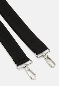 Sangle tissée noire avec texte embossé, comportant des clips en métal argenté à chaque extrémité pour attacher à des sacs ou des accessoires.
