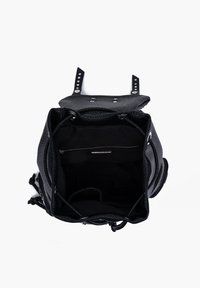 Zaino in pelle nera testurizzata con pattina aperta, che mostra il comparto principale vuoto e le tasche laterali con zip, su sfondo bianco.