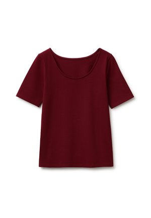 Maglietta a maniche corte di colore rosso scuro con ampia scollatura rotonda, distesa su uno sfondo bianco.