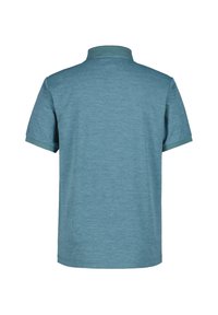 Pikepaita teksturoidusta teal-kankaasta, jossa on kontrastivärinen kaulus. Lyhyet hihat, joissa on samalla värillä varustetut hihansuut. Yksinkertainen muotoilu, ilman kuvioita tai grafiikkaa.