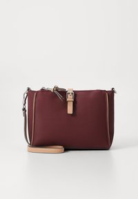 Geantă Burgundy din material sintetic, cu o curea detașabilă de culoare marron deschis, având detalii cu cataramă și închidere cu fermoar. Textură netedă și formă rectangulară.