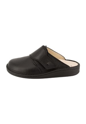 Zoccolo nero in pelle slip-on con punta chiusa, suola imbottita e cinturino regolabile in velcro sul lato per una calzata sicura.