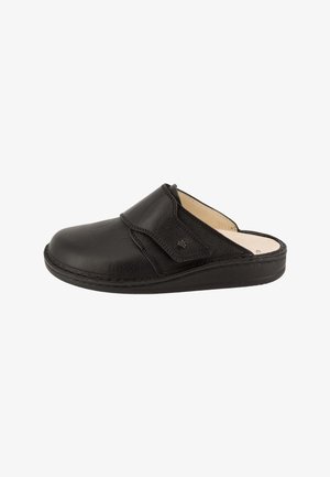 Schwarzer Leder-Slipper-Clog mit geschlossenem Zehenbereich, gepolsterter Sohle und verstellbarem Klettverschluss an der Seite für sicheren Sitz.