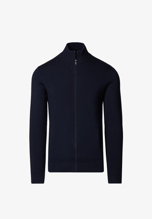 Granatowy sweter na zamek, dziergany, z długimi rękawami i stójką, przedstawiony na białym tle.