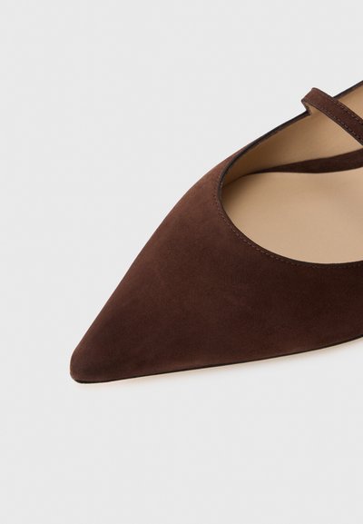 Scarpa flat in suede marrone con punta appuntita e una fascia sulla parte superiore. Texture liscia e dettagli di cucitura minimi lungo i bordi.