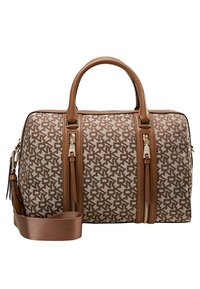 Brązowa torba zakupowa z wzorem logo, z podwójnymi zamknięciami na zamek błyskawiczny, skórzanymi uchwytami i dodatkowym paskiem. Posiada teksturowany materiał i elegancki design.