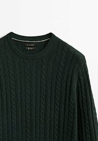 Dunkelgrüner Strickpullover mit Kabelmuster, Rundhalsausschnitt und gerippten Bündchen. Das Material wirkt weich und strukturiert. Markenetikett im Kragen sichtbar.