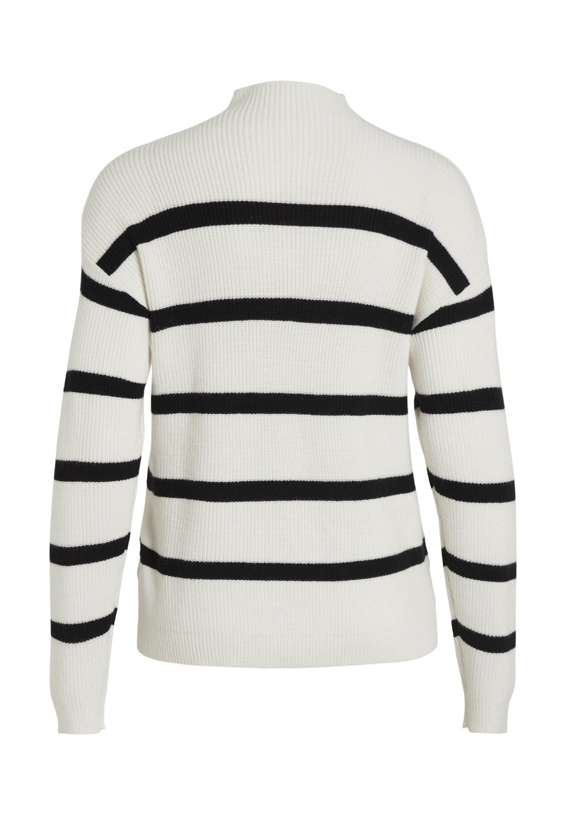 Pull blanc à côtes avec des rayures horizontales noires, un col montant et des manches longues. La texture semble tricotée et douce.