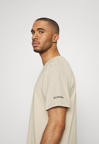 Columbia BASIC LOGO™ SHORT SLEEVE - T-shirt estampada - ancient fossil