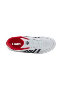 Weiße Sportliche Schuhe mit roten und navyblauen Akzenten, ausgestattet mit einem glatten Lederoberteil, runder Zehenpartie, Schnürdesign und markiertem Fußbett.