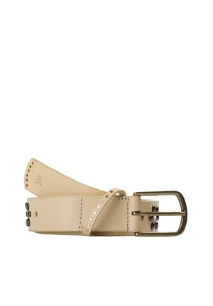 Cinturón de cuero beige con hebilla de metal y tachuelas decorativas a lo largo de la correa y cerca de la hebilla, presentado enrollado sobre fondo blanco.