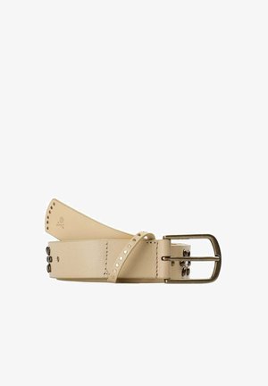 Cinturón de cuero beige con hebilla de metal y tachuelas decorativas a lo largo de la correa y cerca de la hebilla, presentado enrollado sobre fondo blanco.