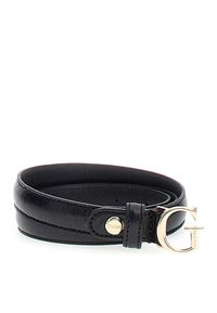 Cintura nera in pelle con design a doppia cinghia, texture lucida, fibbia con logo 'G' dorato e piccolo emblema 'GUESS' sulla cinghia.