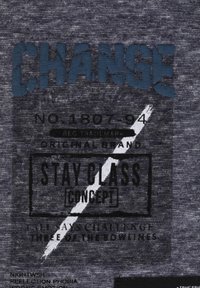 Tamsiai pilka medžiaga su grafiniu spausdinimu; pavaizduota "CHANGE" mėlyna spalva ir "STAY CLASS" juoda spalva; ryškus baltas žaibo dizainas.