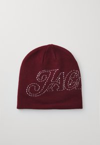 Beanie lavorato a maglia color bordeaux con logo ricamato bianco, caratterizzato da un design stilizzato curvato e una forma arrotondata nella parte superiore. Tessuto morbido.