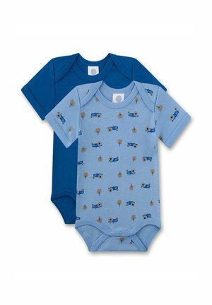 Due body bodytti per bambini a manica corta, uno in tinta unita blu scuro e uno azzurro chiaro con stampa di trattore blu e albero, disposti piani su sfondo bianco.