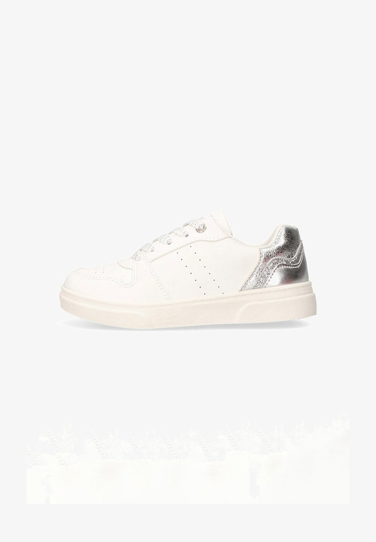 Zapatilla blanca con un upper de cuero liso y un acento en el talón de metal plateado. Presenta cierre de cordones y detalles perforados en los costados.