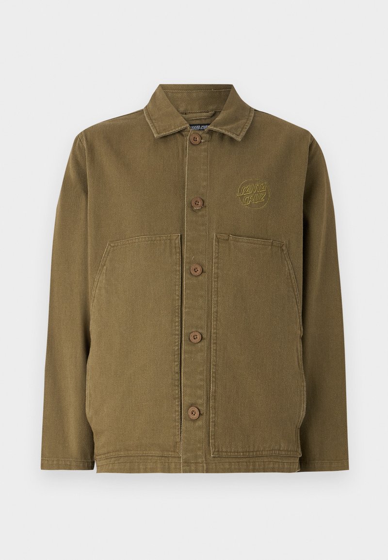 Veste vert olive en tissu coton robuste. Présente une fermeture à boutons à l'avant, deux grandes poches avant et un logo brodé sur la poitrine.