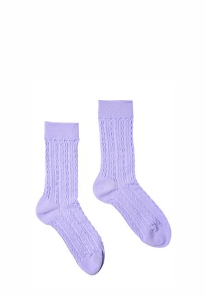 Calzini di cotone lilla chiaro con texture a coste e motivo a treccia, rifiniti con polsini uniformi e suole morbide e lisce.