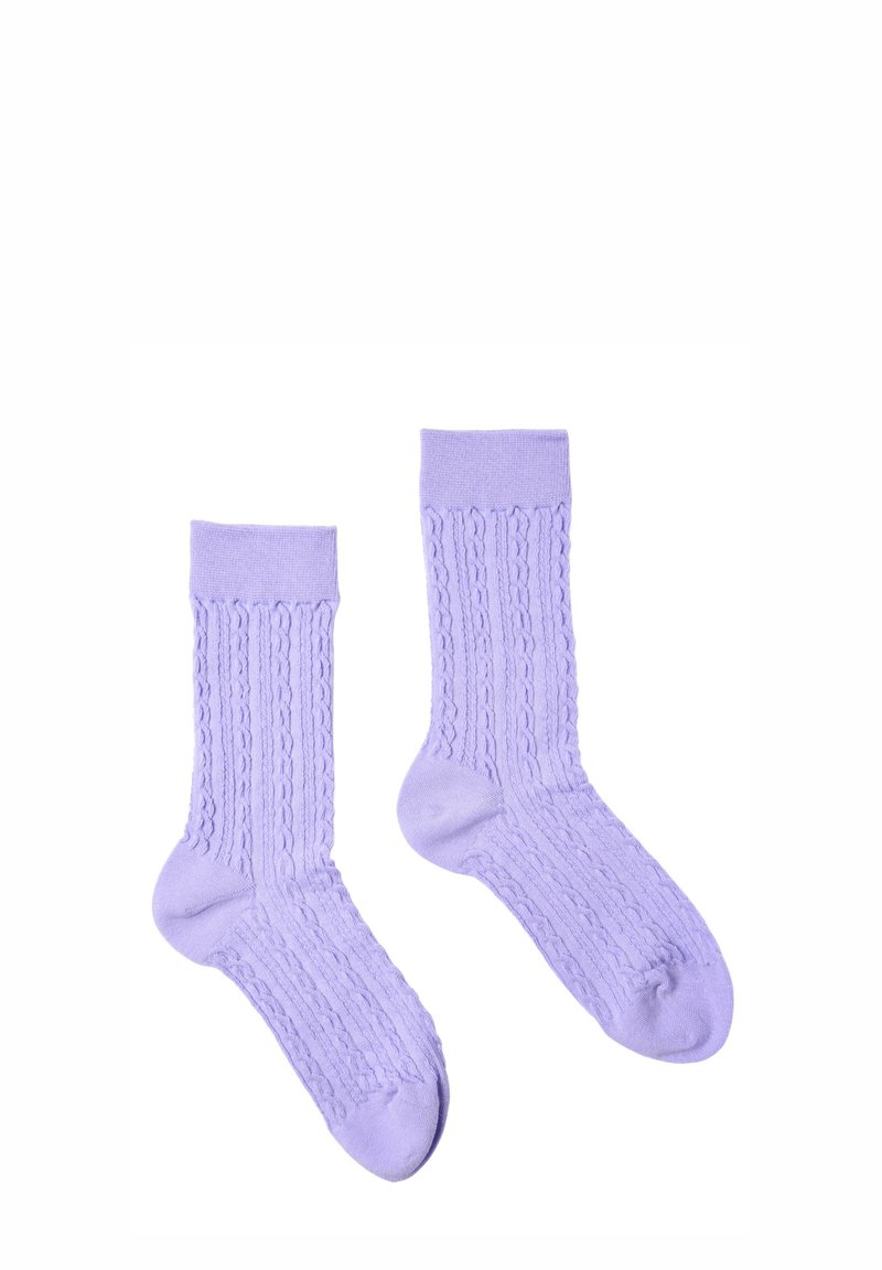Calzini di cotone lilla chiaro con texture a coste e motivo a treccia, rifiniti con polsini uniformi e suole morbide e lisce.