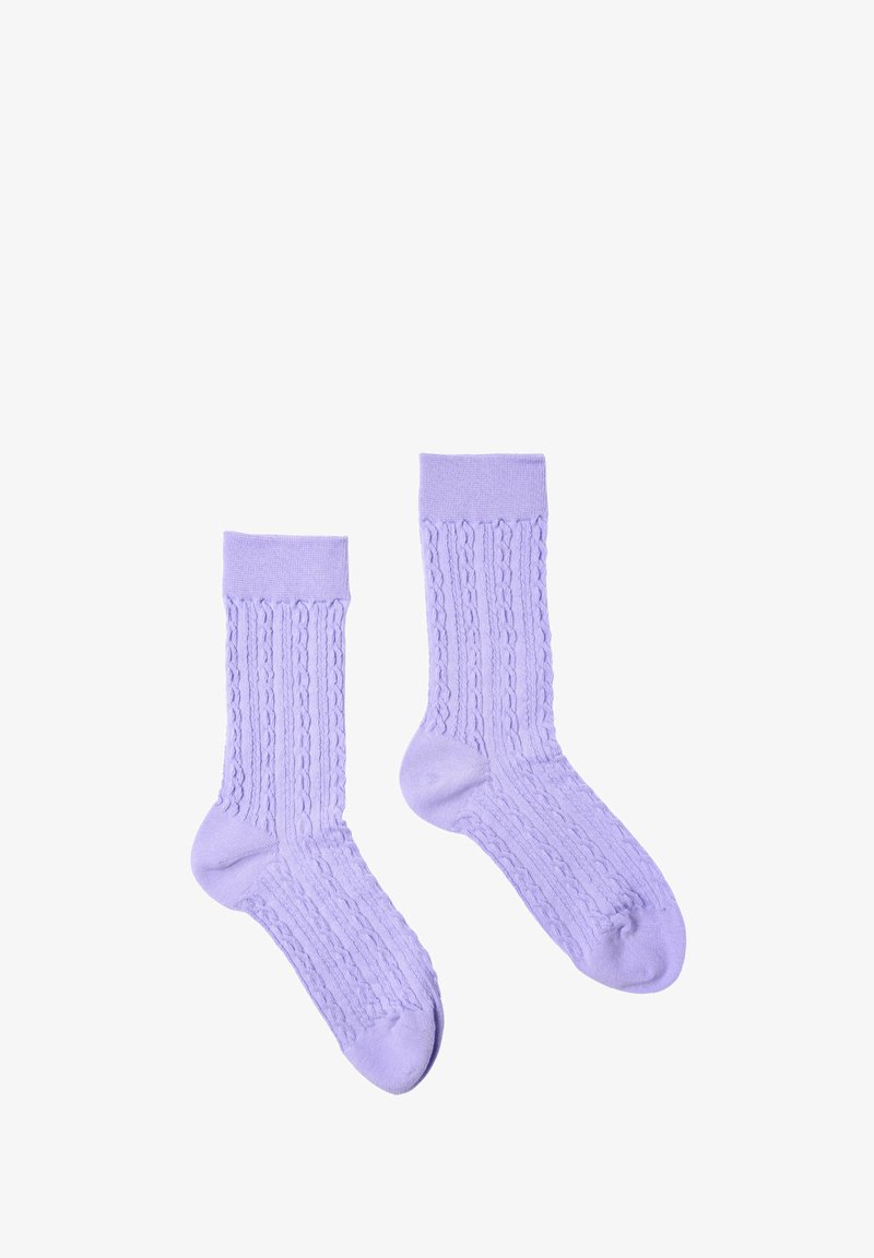 Calzini di cotone lilla chiaro con texture a coste e motivo a treccia, rifiniti con polsini uniformi e suole morbide e lisce.
