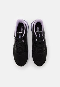 Czarne buty sportowe z teksturowaną cholewką z siateczki, fioletowymi akcentami, sznurowaniem oraz miękką, białą podeszwą. Logo PUMA na języku.